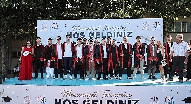 Bayrampaşa’da liselerde mezuniyet coşkusu