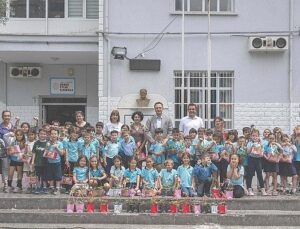 Bornovalı minik eller toprakla buluşuyor