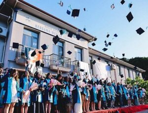 DEÜ Bergama MYO’da Mezuniyet Coşkusu