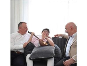 Doğum günü pastasını Lider Büyükakın getirdi