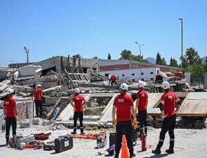 Enkazda nefes alacak vakit yok