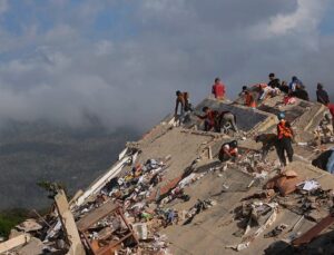 European rescue teams arrive in Venezuela in desperate bid to find quake survivors