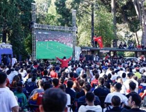 İzmir’de Dünya Kupası heyecanı meydanlara taştı
