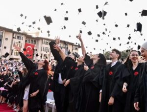 Koç Üniversitesi  32’inci Dönem Mezunlarını Verdi