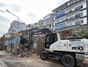Konak’ta metruk bina yıkımları tam gaz