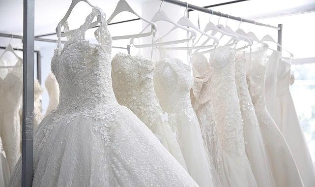 Konak’tan memnunluk yolundaki çiftlere gelinlik dayanağı