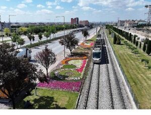 Konya Büyükşehir’in Çiçeklerle Bezediği Cadde ve Parklar Göz Kamaştırıyor