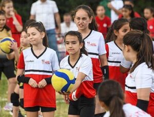 Küçük Voleybol Şenliği’nde Çocuklar Madalyalarını Aldı