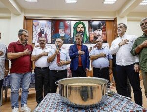 Lider Tugay aşure lokmasını paylaştı