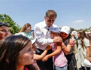 Lider Tugay kelamını tuttu, çocukların yüzü güldü
