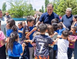 Lider Tugay’dan Kirazlı çocuklara karne armağanı