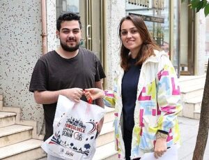 Öğrencilere ikramlar Bayrampaşa Belediyesi’nden