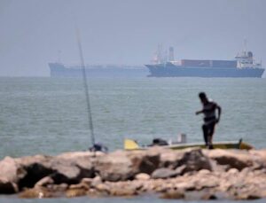 Shipping industry wary of resuming Strait of Hormuz navigation despite imminent deal