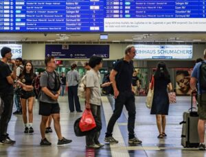 Thousands stranded as technical malfunction temporarily halts entire German railway network