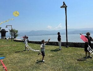 Uçurtmalar Kocaeli’den barışa uçtu; Diplomat çocukları “Barış” için uçurtma uçurdu
