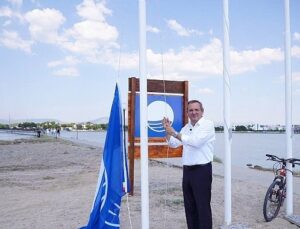 Ayvalık Belediyesi plajlarında Mavi Bayraklar göndere çekildi