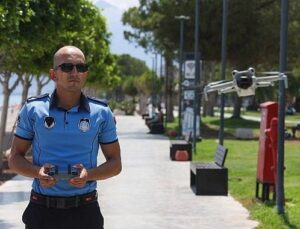 Büyükşehir zabıtası Konyaaltı Kıyısı’nda dron dayanağıyla kontrollerini sürdürüyor