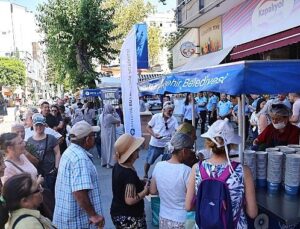 Büyükşehir’in aşure ikramları sürüyor