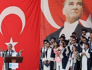DEÜ Güzel Sanatlar Fakültesinde Mezuniyet Coşkusu: Lider Cemil Tugay, Eşinin Mezuniyet Sevincine Ortak Oldu