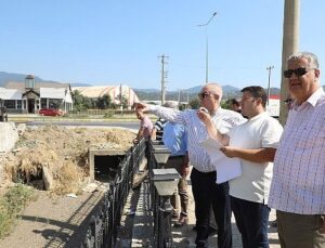 Edremit’te trafiği rahatlatacak yan yol çalışması