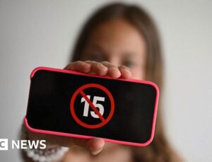 France passes law banning under-15s from social media