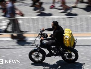 Heatwave prompts Italy’s delivery riders to strike for extra rights
