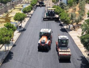 Kahramanmaraş Büyükşehir, Türkoğlu Derebaşı Sokak’ta Sıcak Asfalt Serimine Başladı