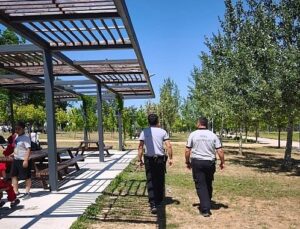 Kameralar ve gruplar iş başında, güvenlik tepede