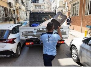 Konak zabıtasından kaldırım işgallerine karşı sıkı kontrol