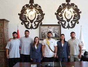 Lider Vekili Özdemir ve Başpehlivan Erkan Taş Edirne Belediyesi’ni ziyaret etti
