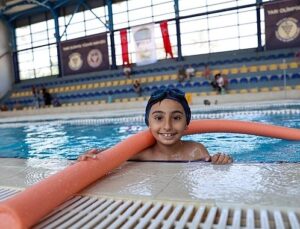 Minik yüzücüler Buca’da yetişiyor