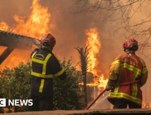 More than 250,000 flee wildfires in France and Spain