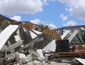 Nilüfer’de toplam 3 bin 300 metrekarelik 3 kaçak yapı yıkıldı
