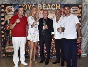 Noya Beach’te coşkulu Yeşilçam Gecesiİ: Nuri Alço’nun elinden gazoz içme yarışına girdiler!
