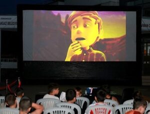 Osmangazi Belediyesi Çocuklara Yazlık Sinema Keyfi Yaşatıyor