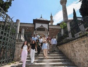 Osmangazi’de Gençler Tanpınar’ın İzinde Bursa’yı Keşfetti