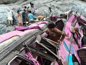 Overcrowded bus plunges into ravine in southwest Pakistan, killing 40 passengers