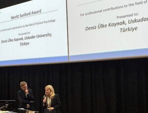 Politik psikolojinin en saygın mükafatı Prof. Dr. Deniz Ülke Kaynak’a takdim edildi!
