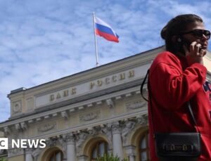 Russians turn to cash, putting more strain on slowing wartime economy