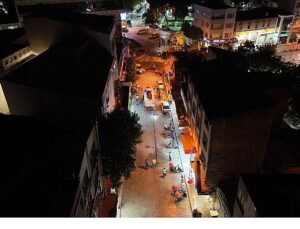 Seferihisar’da kapsamlı yol yıkama çalışmaları aralıksız sürüyor