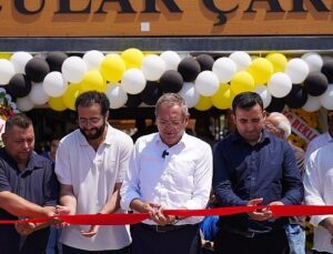 Tarihi Ayvalık Tostçular Çarşısı’nda Örnek Bir İş Birliği