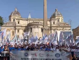 Thousands of Italian military and police personnel march in Rome over pay and pensions