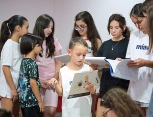 Tiyatronun yeni yetenekleri Karşıyaka’da yetişiyor