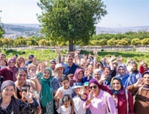 Toprakla buluşan bayanlar, hasat sevincini Lider Tugay’la yaşadı