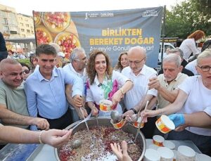 Yüzlerce Karşıyakalı aşurenin rahmetini paylaştı