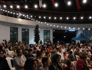 Açık hava tiyatrosu Dilovası’nda iz bıraktı