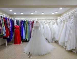 Bayraklı’da Evlenecek Çiftlere Gelinlik Ve Damatlık Takviyesi