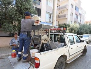 Efes Selçuk’ta Salçalar Ailece Hazırlanıyor, Belediye Makine ile Dayanak Oluyor