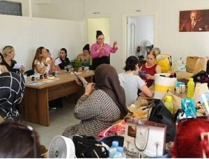 Karşıyaka’nın bayan müracaat merkezleri dayanışmaya güç katıyor