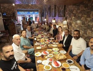 Lider Memnun, Tarihi Çarşı’da esnafla buluştu: “Kemeraltı, en büyük zenginliğimiz”